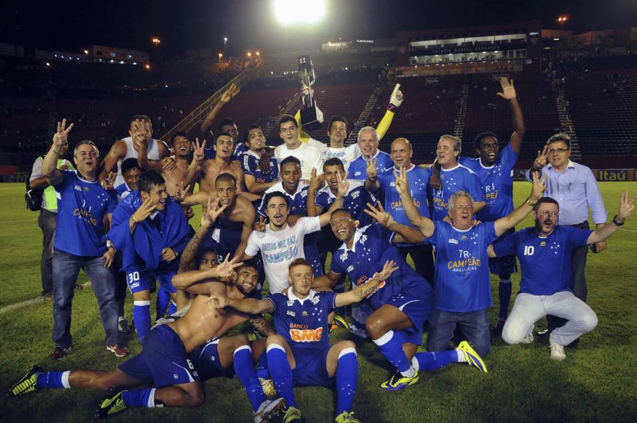 Il Cruzeiro festeggia il terzo titolo della sua storia dopo aver battuto 3-1 il Vitoria a Salvador de Bahia. Action Images